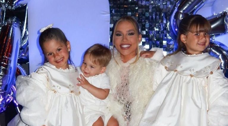 VIRGINIA FONSECA E SEUS FILHOS BRILHAM NO ENSAIO