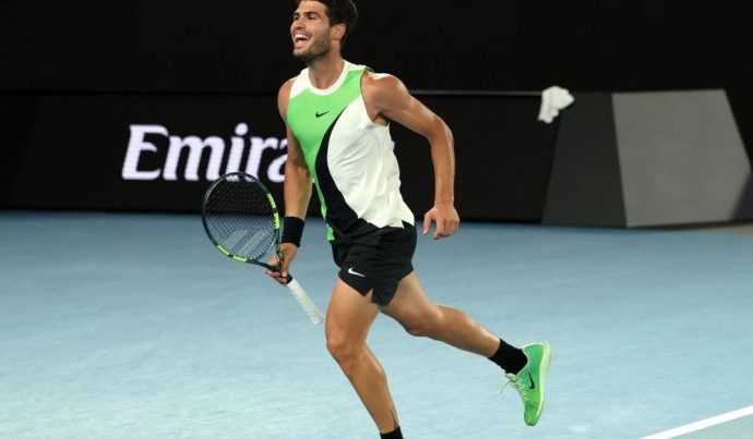 ALCARAZ DOMINA DE MINAUR E AVANÇA NO AUSTRALIAN OPEN