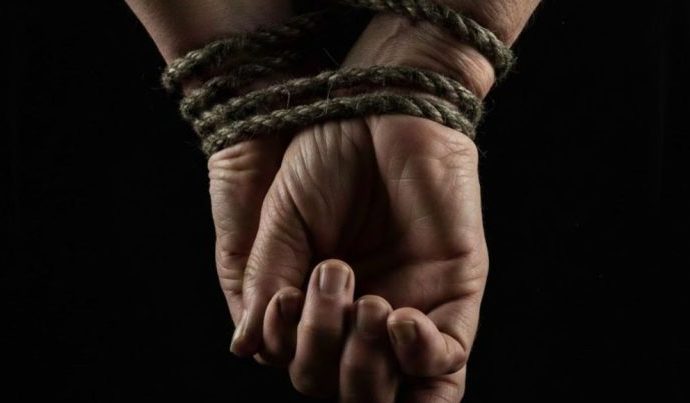 HOMEM É PRESO POR AMARRAR MÃE E SACAR BENEFÍCIO