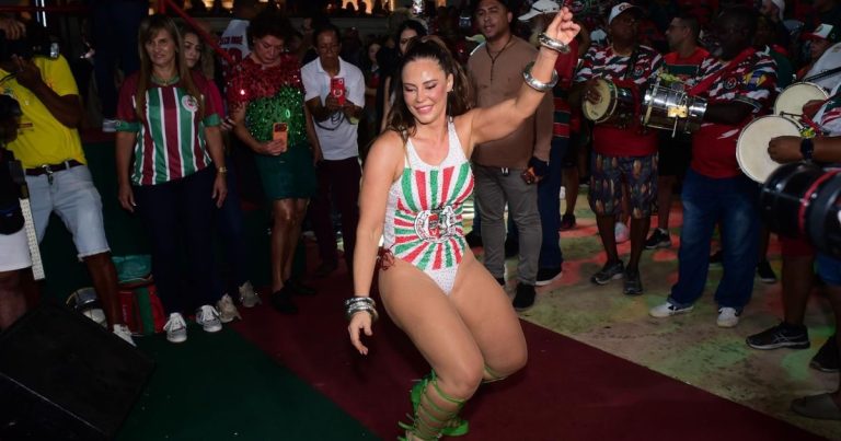 PAOLLA OLIVEIRA BRILHA NA GRANDE RIO E É OVACIONADA