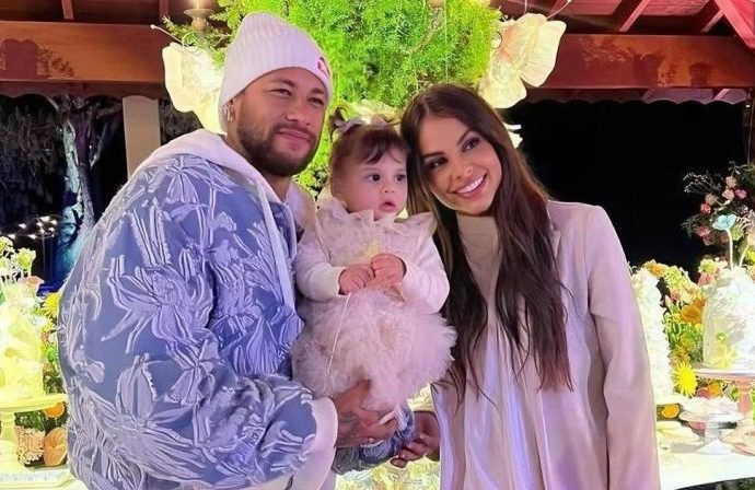 NEYMAR DEFENDE MÃE E MÃE DE FILHA EM REDES SOCIAIS