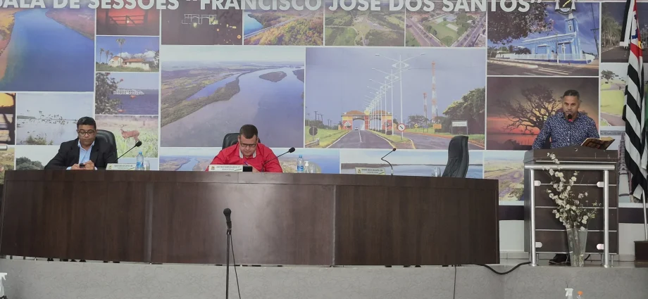 PRESIDENTE JOÃO PAULO ARAÚJO CONDUZ 4ª SESSÃO ORDINÁRIA COM PROJETOS APROVADOS