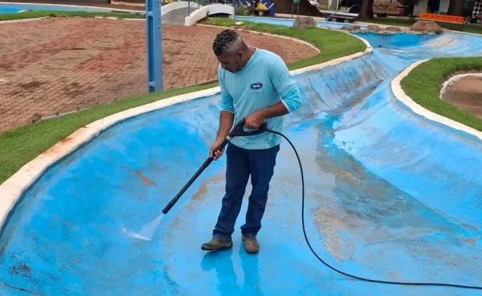 MANUTENÇÃO NO LAGO DA PRAÇA DA MATRIZ EM CASTILHO
