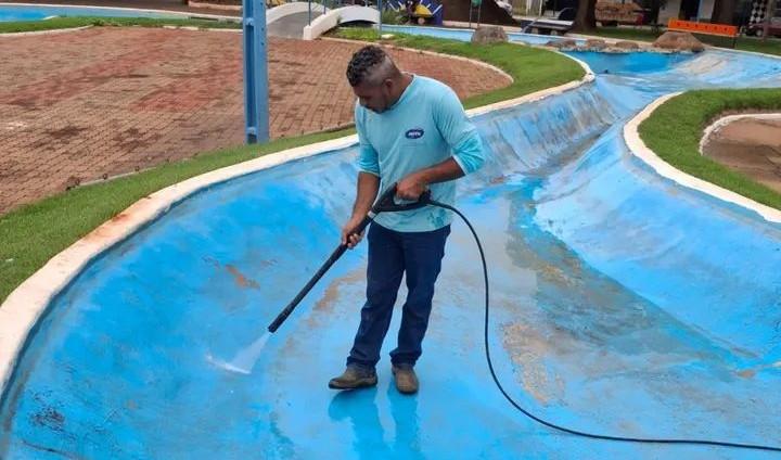 MANUTENÇÃO NO LAGO DA PRAÇA DA MATRIZ EM CASTILHO