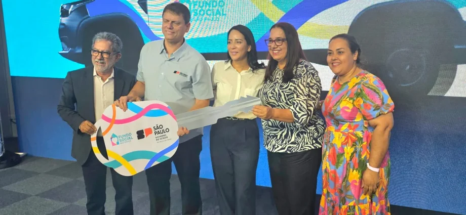 CASTILHO RECEBE VEÍCULO PARA O FUNDO SOCIAL E AUMENTA ASSISTÊNCIA À POPULAÇÃO