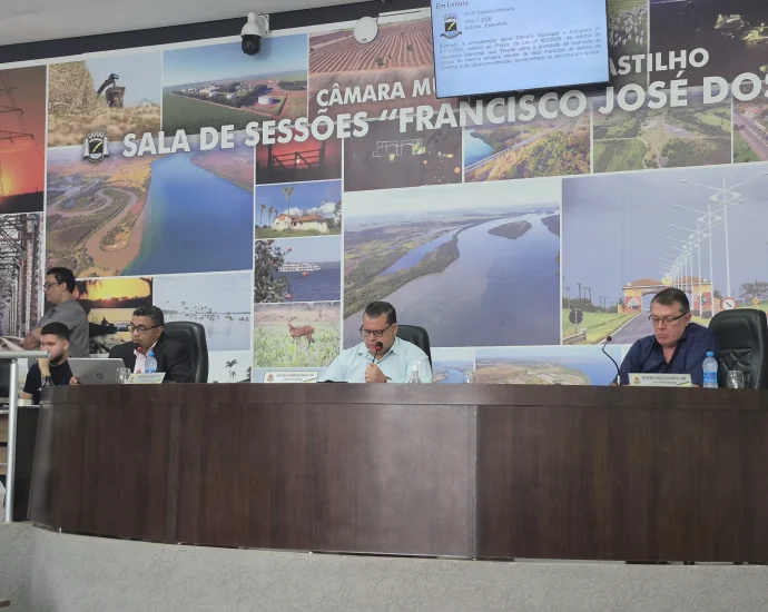 CÂMARA DE CASTILHO APROVA RETROESCAVADEIRA E EXPÕE QUEIXAS SOBRE ATENDIMENTO NO CAMPO