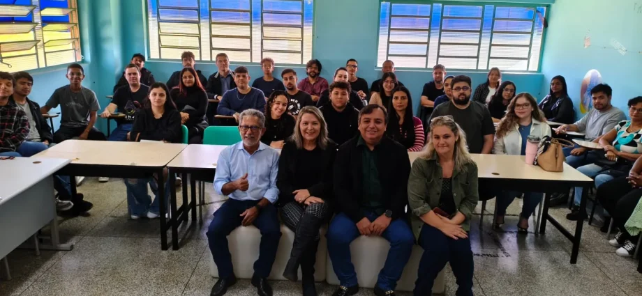Prefeito de Castilho dá boas-vindas a novos servidores municipais