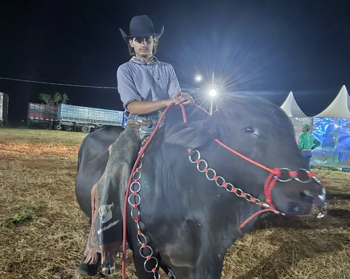 VÍDEO: Bastidores da entrada das bandeiras movimentam a arena da Festa do Peão em Castilho 2026