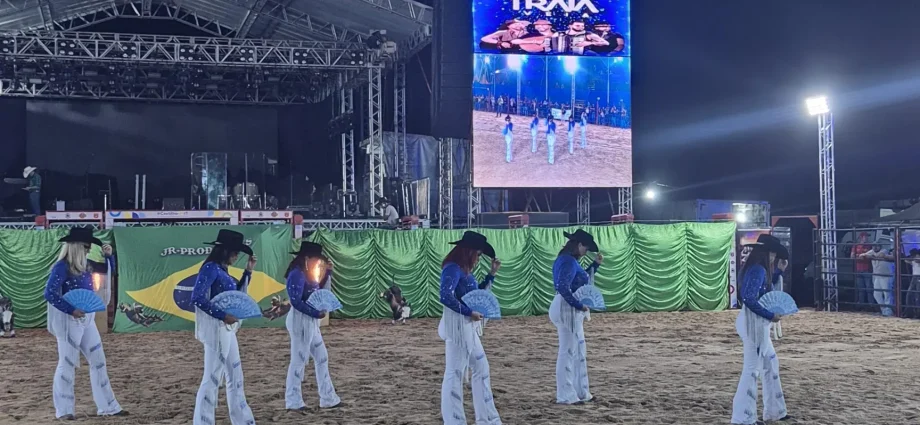 VÍDEO: Apresentação de dança abre programação da Festa do Peão em Castilho 2026