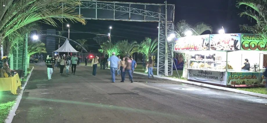 VÍDEO: Segundo dia da Festa do Peão em Castilho 2026 começa com portões abertos e público chegando ao recinto