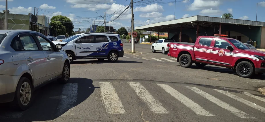 Acidente em frente à rodoviária de Castilho causa interdição de rua