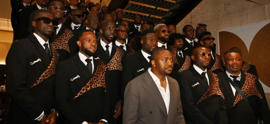 RD CONGO CHAMA ATENÇÃO COM LOOK AO CHEGAR NOS EUA PARA A COPA