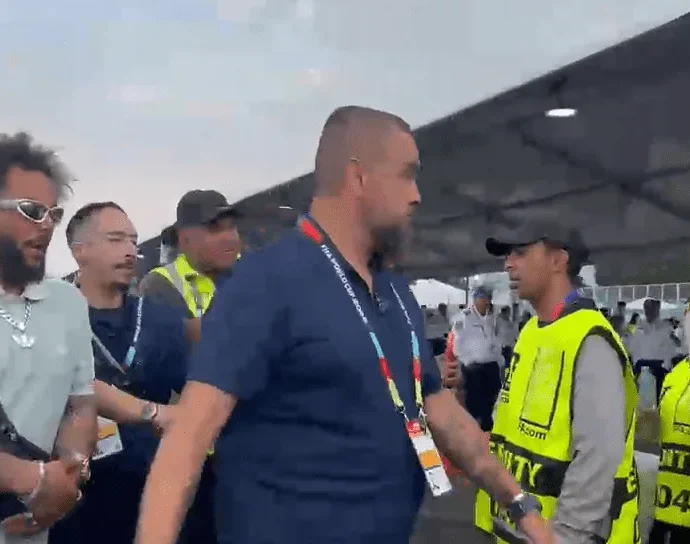 MARCELO, EX-SELEÇÃO, É ESCOLTADO EM CONFLITO NA ABERTURA DA COPA
