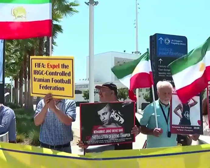 MANIFESTANTES PEDEM EXCLUSÃO DO IRÃ DA COPA ANTES DE ESTREIA NOS EUA