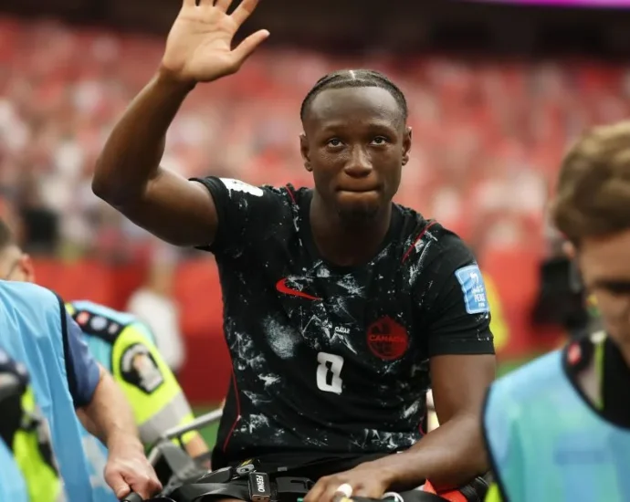 KONÉ FRATUROU TÍBIA E FÍBULA EM LANCE CHOCANTE NA COPA DO MUNDO