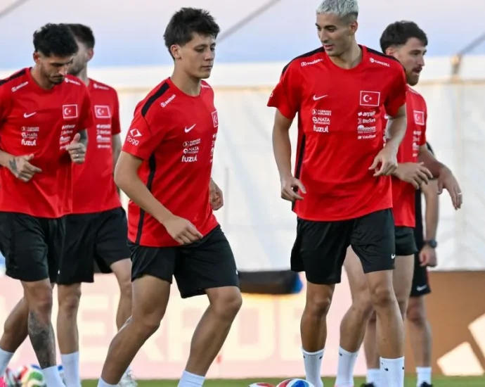 ARDA GÜLER LIDERA GERAÇÃO DA TURQUIA EM RETORNO À COPA DO MUNDO
