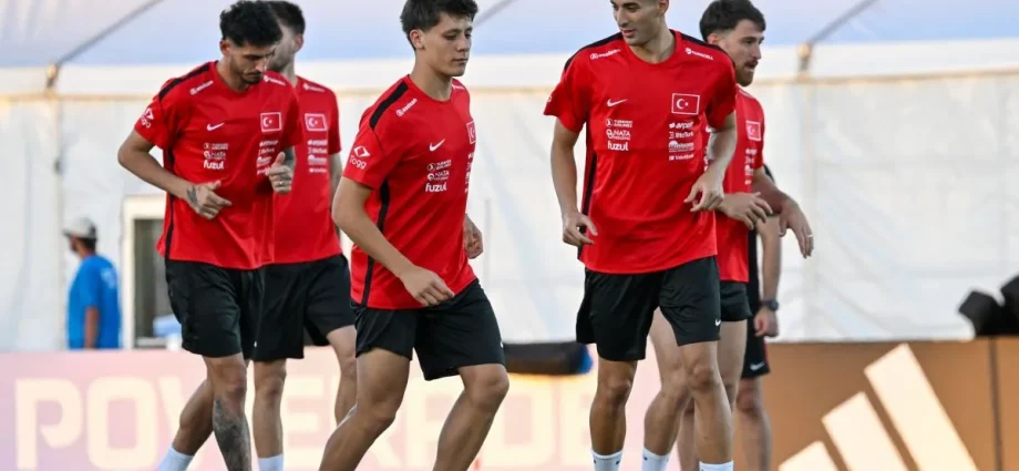 ARDA GÜLER LIDERA GERAÇÃO DA TURQUIA EM RETORNO À COPA DO MUNDO