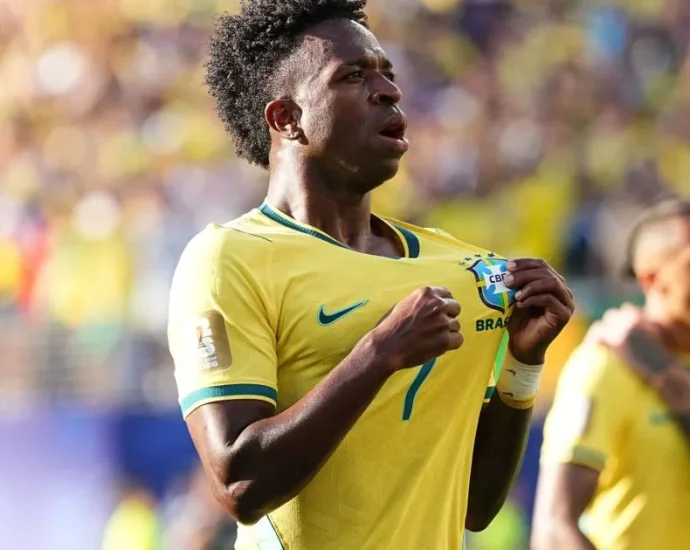 VINI JR. SE RECUSA A RESPONDER PERGUNTA EM ESPANHOL:
