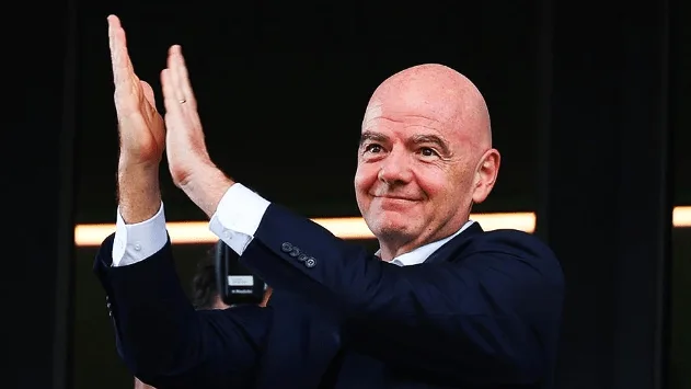 INFANTINO VAI AO VESTIÁRIO DO IRÃ APÓS ESTREIA E TÉCNICO DESABAFAR