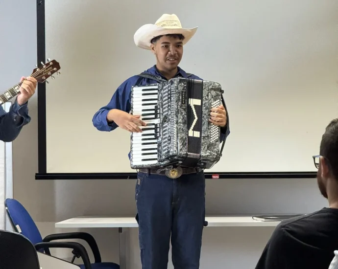 Jovem Acordeonista de Castilho Brilha em Encontro Regional de Educadores
