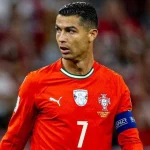 CRISTIANO RONALDO DISPUTA COPA COM COMPANHEIROS QUE ERAM CRIANÇAS