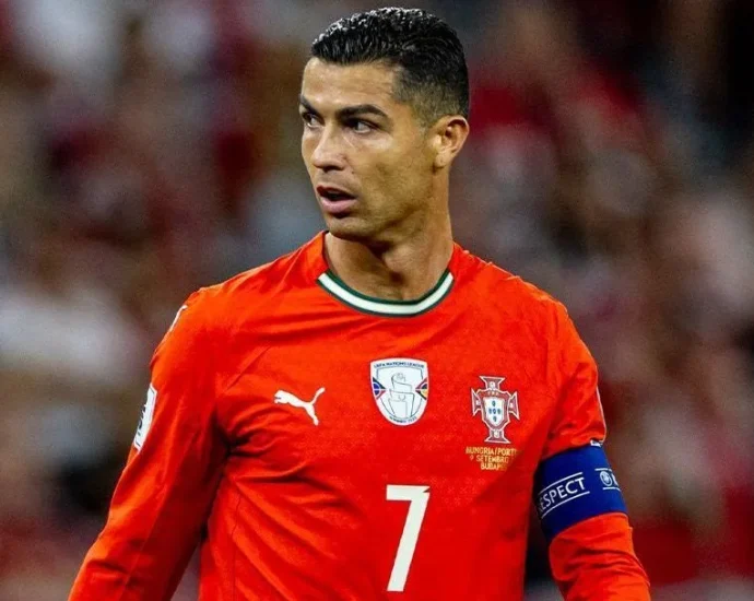 CRISTIANO RONALDO DISPUTA COPA COM COMPANHEIROS QUE ERAM CRIANÇAS