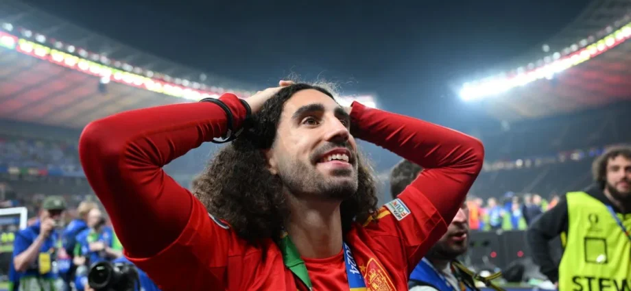 CUCURELLA LEVA PIJAMA DA ESPOSA COMO AMULETO DA SORTE PARA A COPA