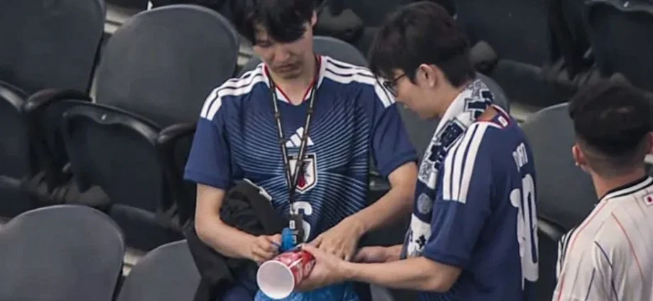 TORCIDA DO JAPÃO RECOLHE LIXO APÓS PARTIDA DE ESTREIA NA COPA