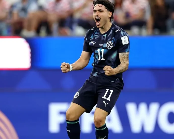 MAURÍCIO MARCA SEU PRIMEIRO GOL PELO PARAGUAI NA COPA DO MUNDO
