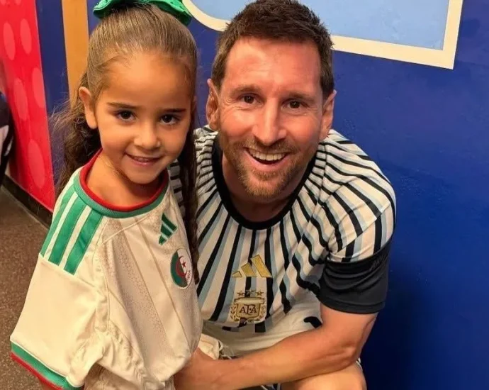 MESSI POSA COM FILHA DE MAHREZ APÓS VENCER ARGÉLIA NA COPA