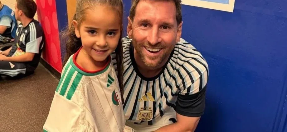 MESSI POSA COM FILHA DE MAHREZ APÓS VENCER ARGÉLIA NA COPA