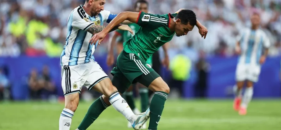 MESSI DEVERIA TER SIDO EXPULSO? TÉCNICO DA ARGÉLIA FALA DE LANCE POLÊMICO