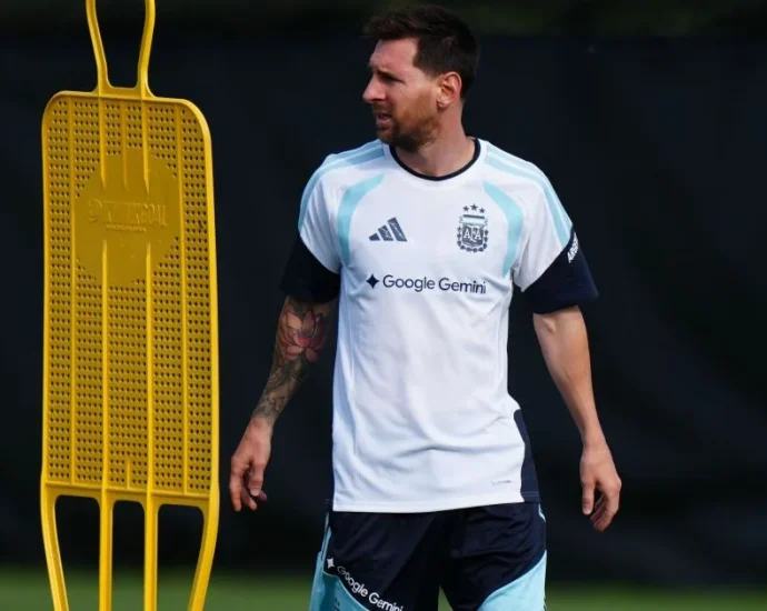 MESSI É EXALTADO POR TREINADOR E COMPANHEIROS ANTES DA ESTREIA NA COPA