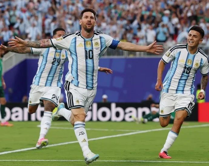 MESSI MARCA GOLAÇO CONTRA A ARGÉLIA E IGUALA MBAPPÉ EM GOLS NAS COPAS