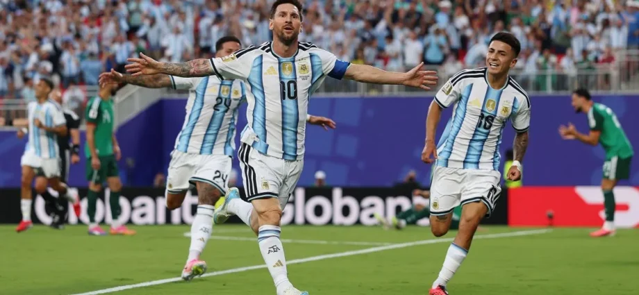 MESSI MARCA GOLAÇO CONTRA A ARGÉLIA E IGUALA MBAPPÉ EM GOLS NAS COPAS