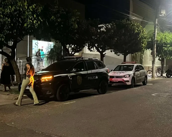 MORADOR REAGE E ESFAQUEIA CASAL DURANTE TENTATIVA DE INVASÃO