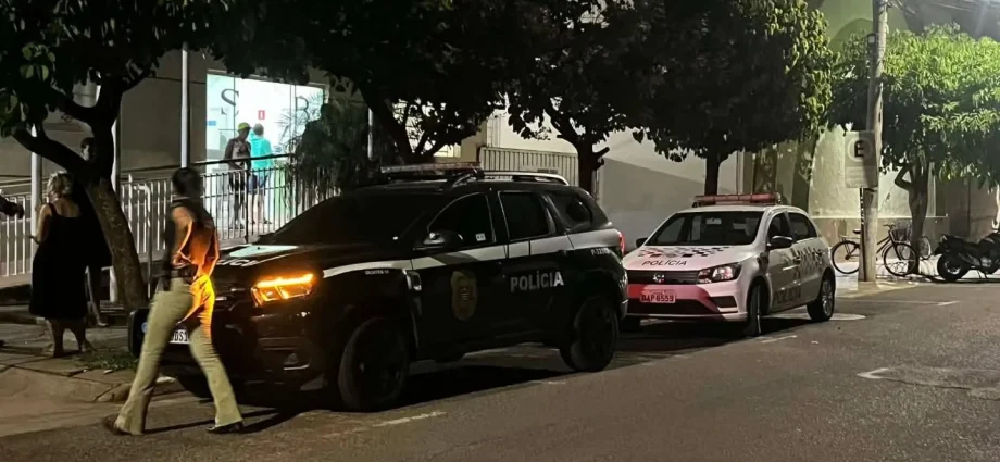 MORADOR REAGE E ESFAQUEIA CASAL DURANTE TENTATIVA DE INVASÃO