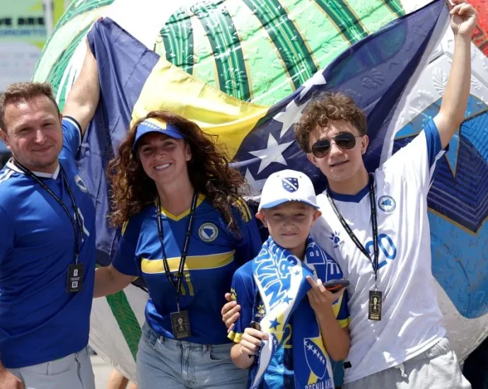 COPA DO MUNDO: TORCEDORES DA BÓSNIA INVADEM O CANADÁ