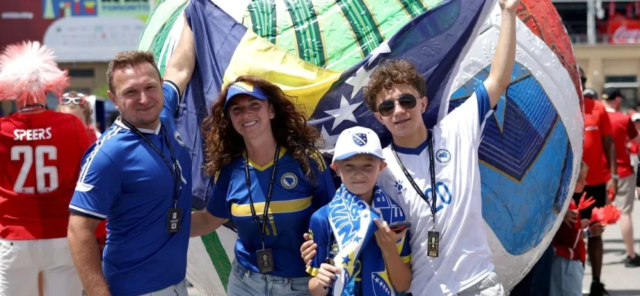 COPA DO MUNDO: TORCEDORES DA BÓSNIA INVADEM O CANADÁ