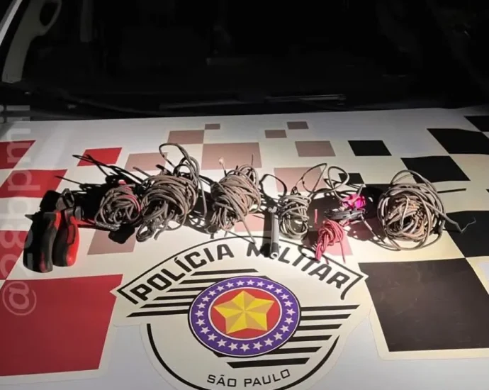 HOMEM É PRESO EM FORRO DE RESIDÊNCIA AO FURTAR FIAÇÕES ELÉTRICAS