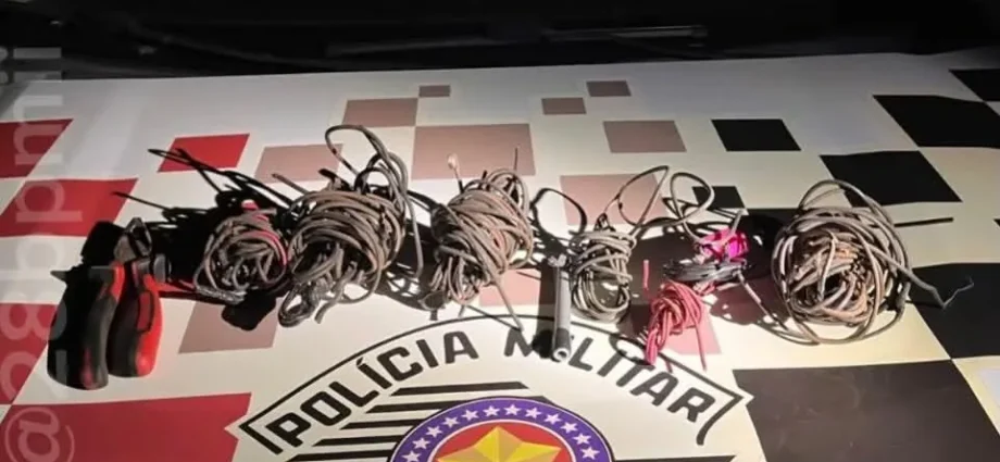 HOMEM É PRESO EM FORRO DE RESIDÊNCIA AO FURTAR FIAÇÕES ELÉTRICAS