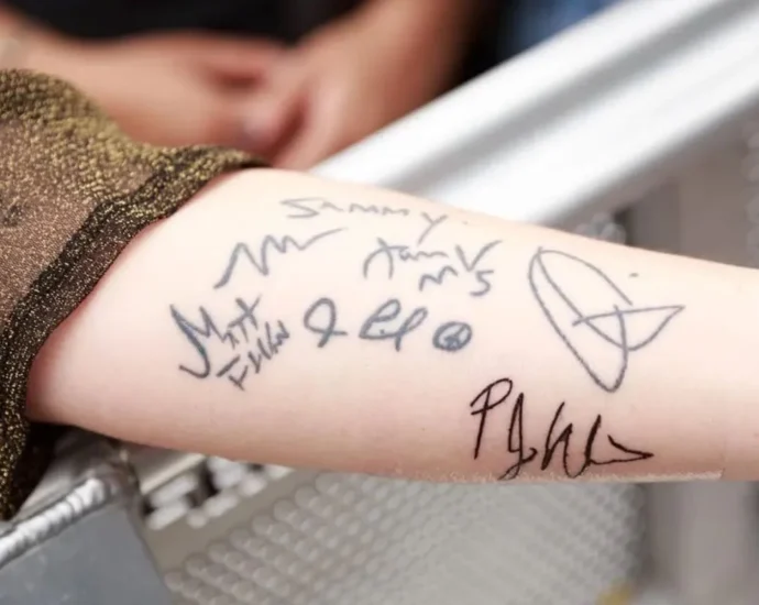 Fã celebra cura do câncer com tatuagens do Maroon 5 e show em São José do Rio Preto