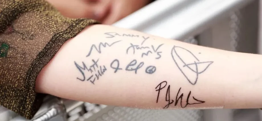 Fã celebra cura do câncer com tatuagens do Maroon 5 e show em São José do Rio Preto