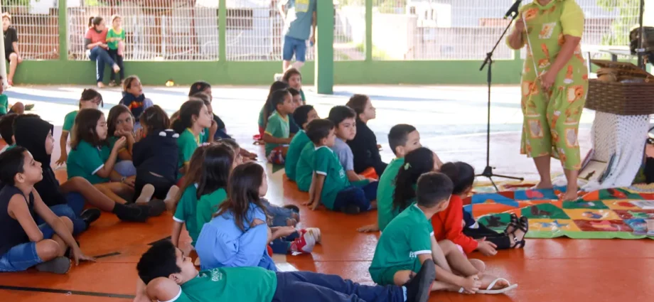 Festival de Inverno leva contação de histórias a crianças em Bonito