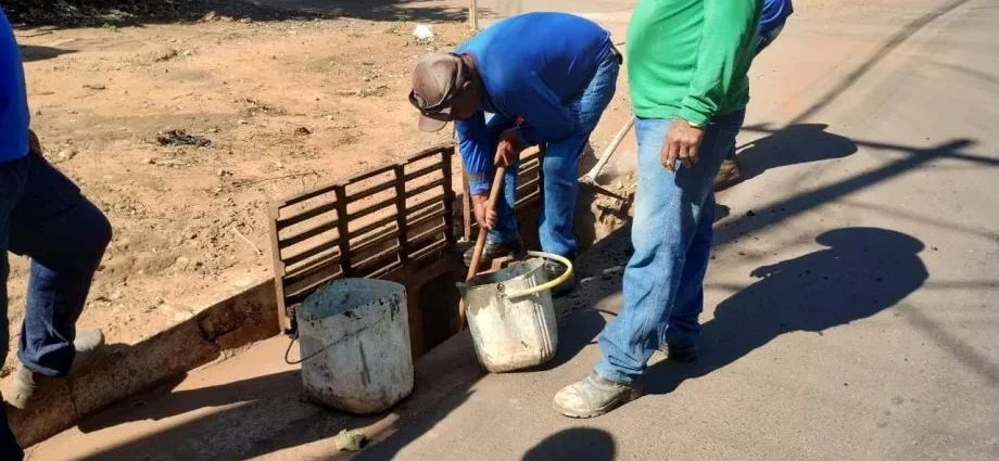 Três Lagoas intensifica limpeza de bueiros para melhorar escoamento da água das chuvas