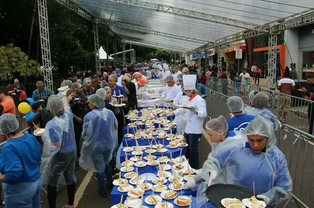 Bolo de 800 quilos some em 40 minutos durante aniversário de Campo Grande