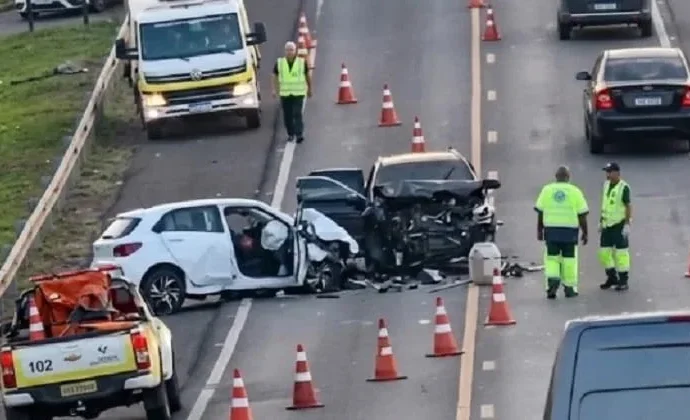 Colisão entre veículos na SP-425 resulta em três feridos