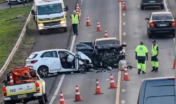 Colisão entre veículos na SP-425 resulta em três feridos