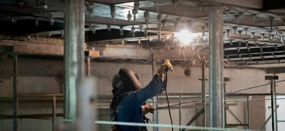 Desaceleração na Indústria da Construção e Emprego Resiliente