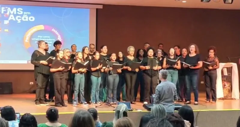 Grupo Vocal Artetude se apresenta na UFMS durante evento acadêmico